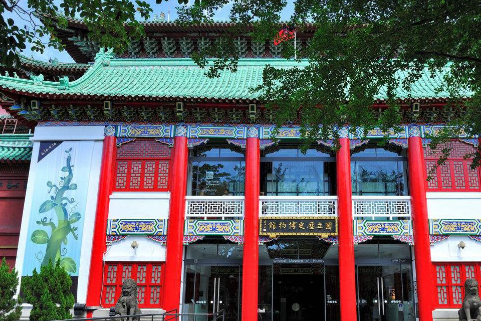 回想1981年7月,艺术大师张大千先生应台湾历史博物馆之邀,在该馆二楼