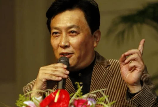 原创唐国强和老婆出游混血妻子虽身材发福严重却依旧美得典雅端庄