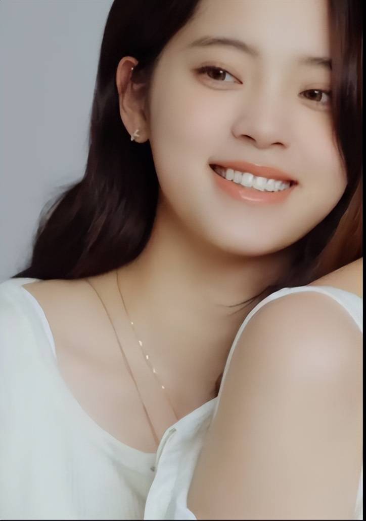 原创欧阳娜娜一家同框白色针织衫亮相两个姐姐很抢镜