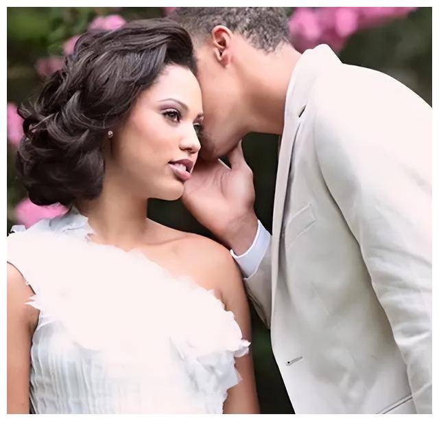 原创库里34岁喜迎第4子与美丽妻子亲密分享床照风云