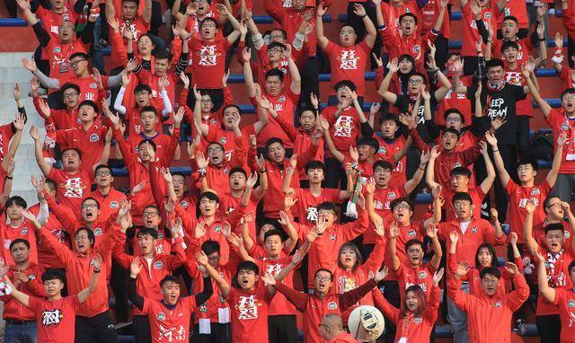 为酒祖杜康点赞,为河南足球加油,焕然一新的航体期待明日的凯旋_球迷