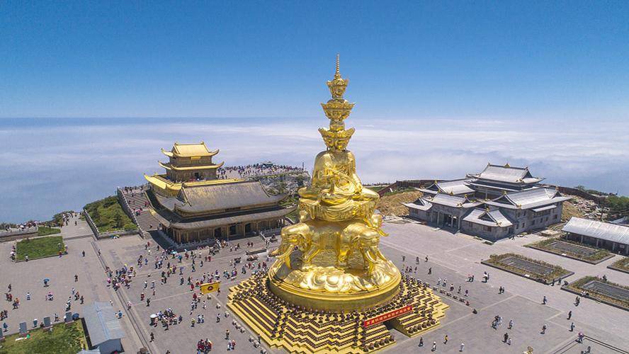 峨眉山主峰海拔3099米,一线天,舍身崖等绝壁高达700～850米,山中气候