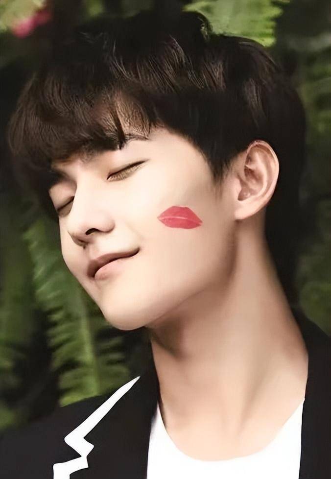 和美宝莲合作多年的陈伟霆,也曾留下过和白宇类似的照片.