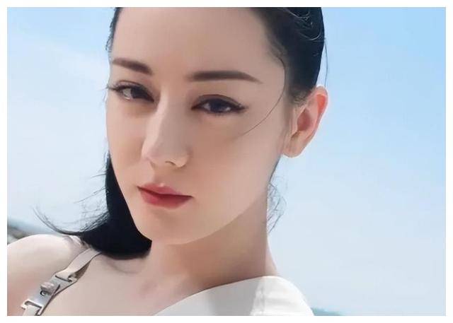 原创迪丽热巴31岁新照曝光状态认真还是开心