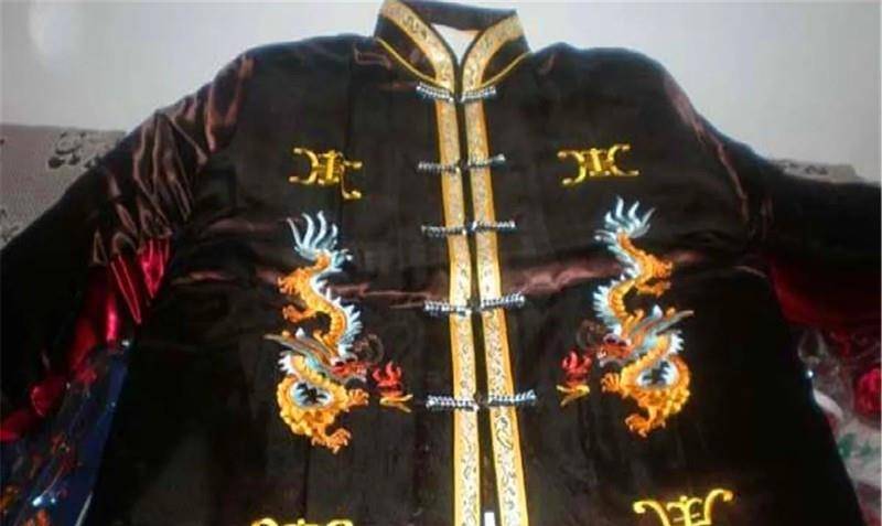 2015年一老人拾荒攒下21万因儿子不孝把钱藏在寿衣里一同火化