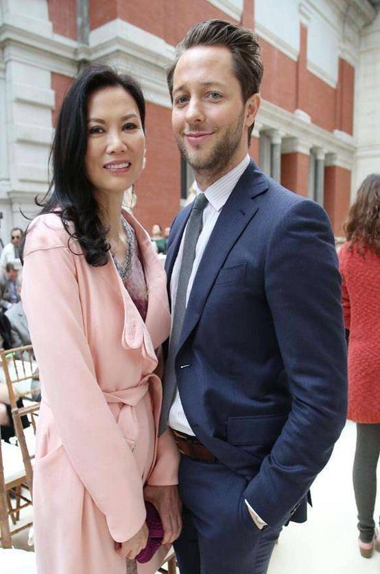 原创麦当娜50岁到60岁之间换6个男友63岁爱上小36岁男友一脸幸福