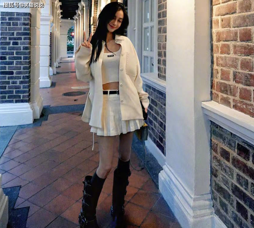 baby的身边,跟以前相比,7岁的小海绵真的长高了许多,身高都快到妈妈