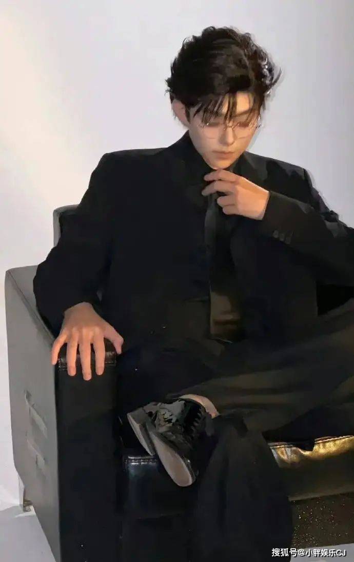 原创李诞爆改引争议西装革履之下霸气十足霸气总裁既视感