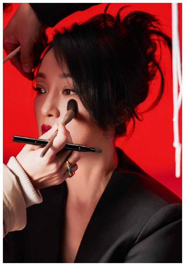 通过周迅这组照片的发布,我们不仅仅可以感受到她个人的魅力,更能看到