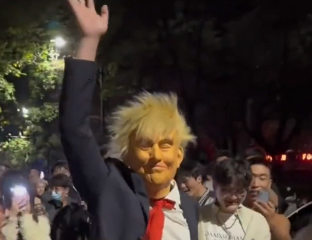 甚至还有头发乱飞扬的"特朗普"在街头"迎风飞扬"!