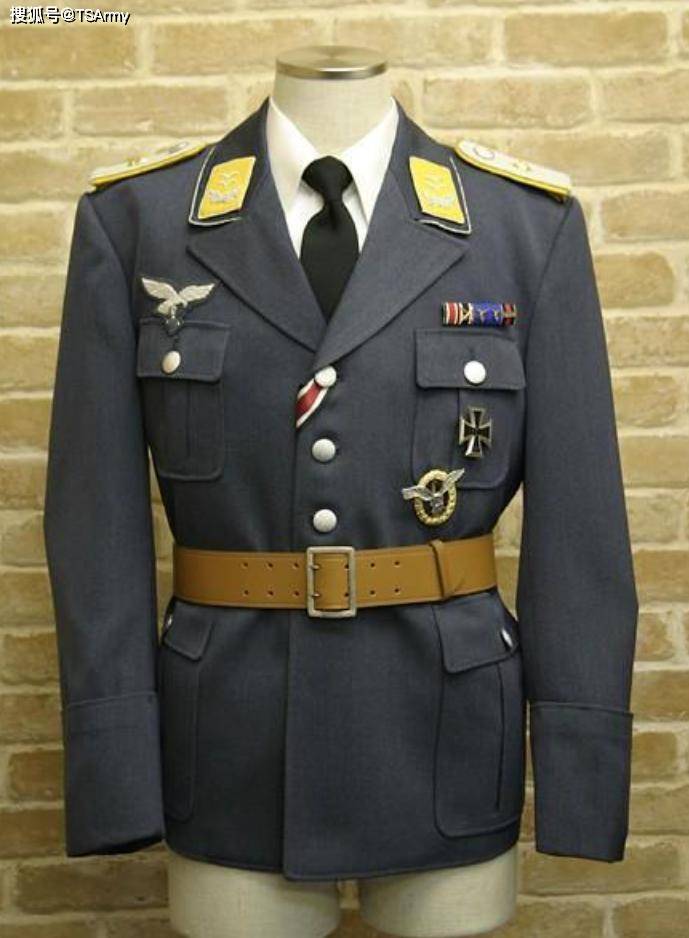 这个就是二战期间德国空军军官的标准制服,虽然整套军装以灰蓝色为主