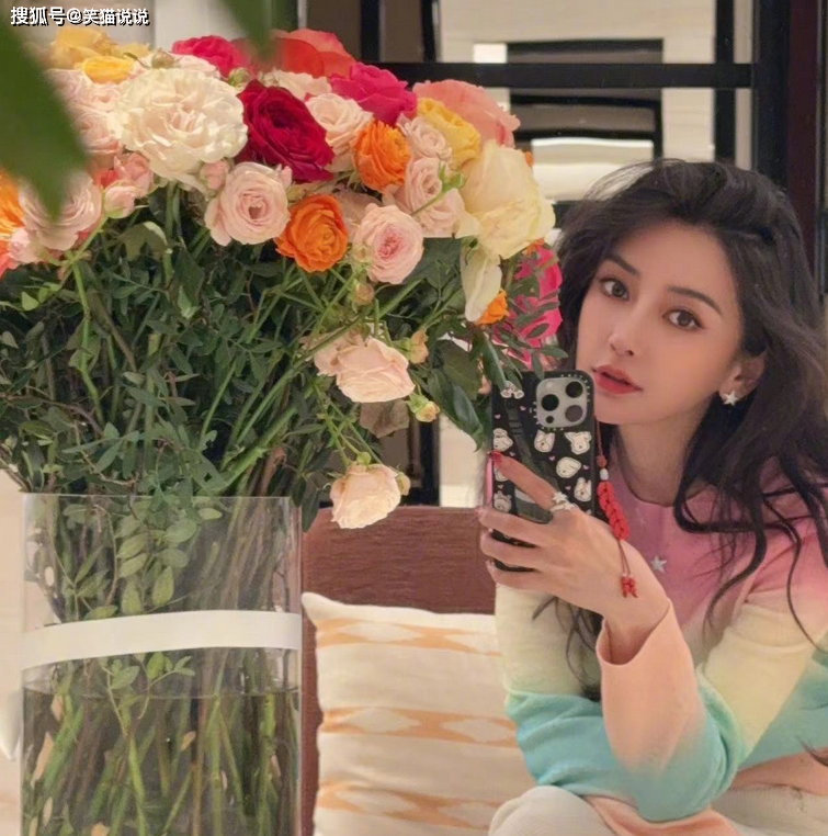 原创杨颖晒照庆贺节日怼脸自拍状态佳儿子小海绵身高快及妈妈肩膀