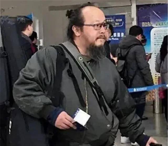 王菲前夫窦唯餐馆被偶遇,身材发福头发稀疏,与王菲状态天壤之别_感觉