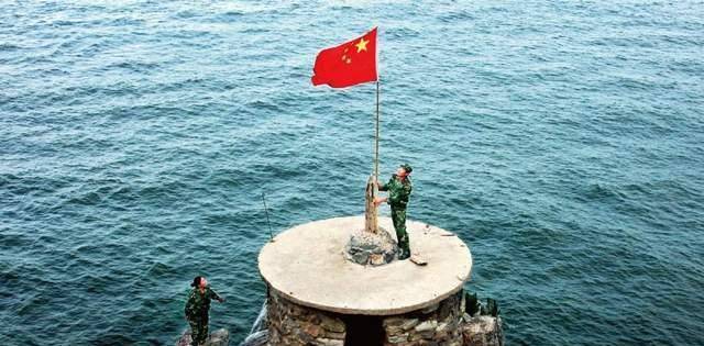 在守岛的过程中,王继才曾经受到过许多诱惑,很多希望从开山岛偷渡走私