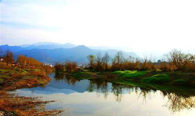 谭家湾的村民有在河滩上淘取沙金的习惯,种地收入微薄,谭福全要养活