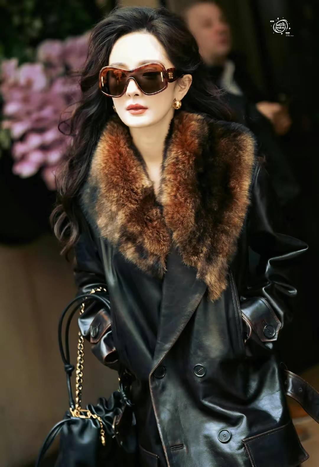 原创杨幂巴黎时装周身着毛领皮大衣大卷发配墨镜又美又飒的女王