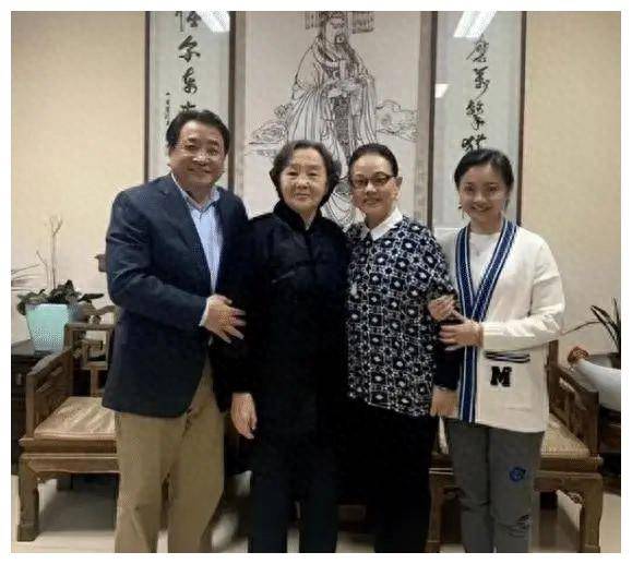 姜昆家庭罕见照曝光妻貌似女星女儿神似父亲
