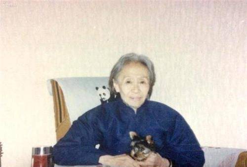 1992年,爱新觉罗·韫颖于家中安然去世,享年79岁.