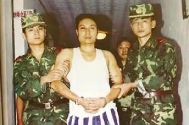 原创01年张君走下法庭含泪签完字后被押刑场行刑过程中表情冷静