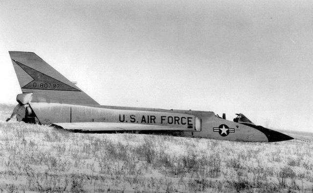 原创传奇战机飞行员弃机跳伞后17吨重的战机落叶飘平稳降落