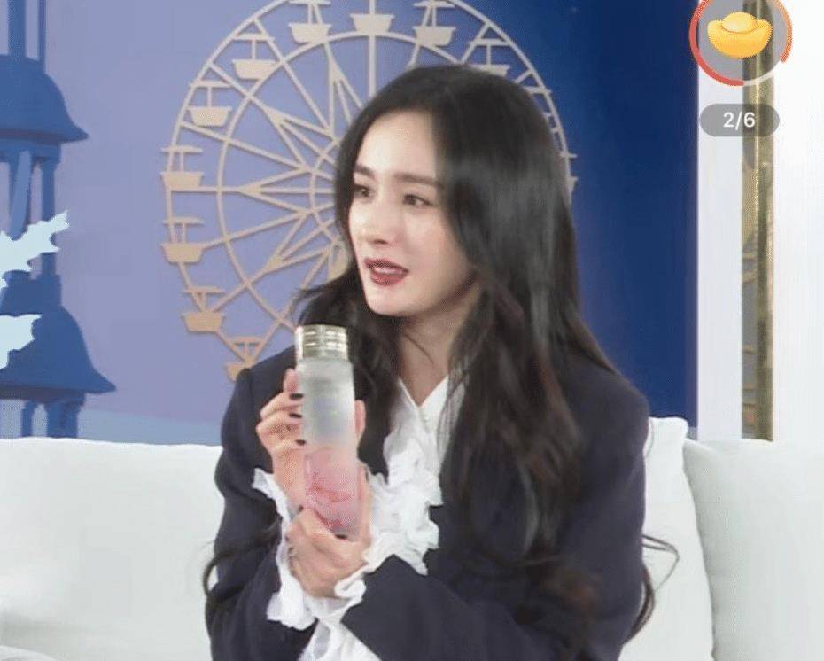 原创杨幂受邀出席直播失去美颜状态依旧十足嘟嘴试色反差萌太可爱