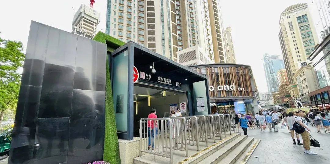 周边还有中信泰富,梅龙镇广场等,可谓是吃喝游娱购一应俱全,距离静安