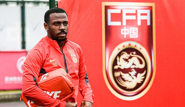 关于进攻,球迷们一直在劝诫:必须将费尔南多,阿兰,埃克森等归化球员招