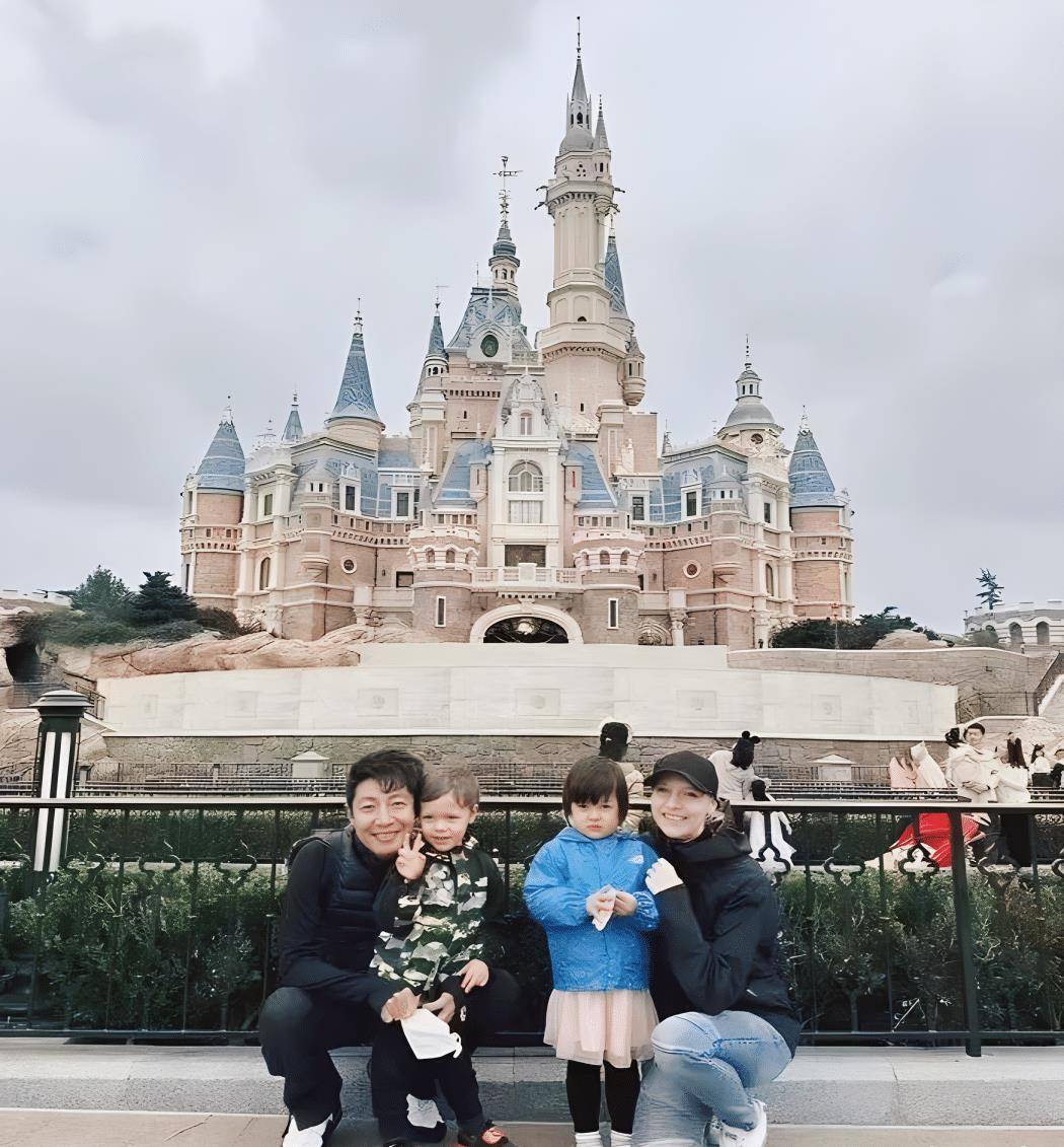但细品之下,女儿的发色和肉嘟嘟的小脸蛋,个人觉得倒和撒贝宁有几分
