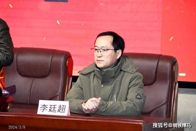 南阳市社区志愿者协会公益宣讲团道德模范进校园走进市第十二中学