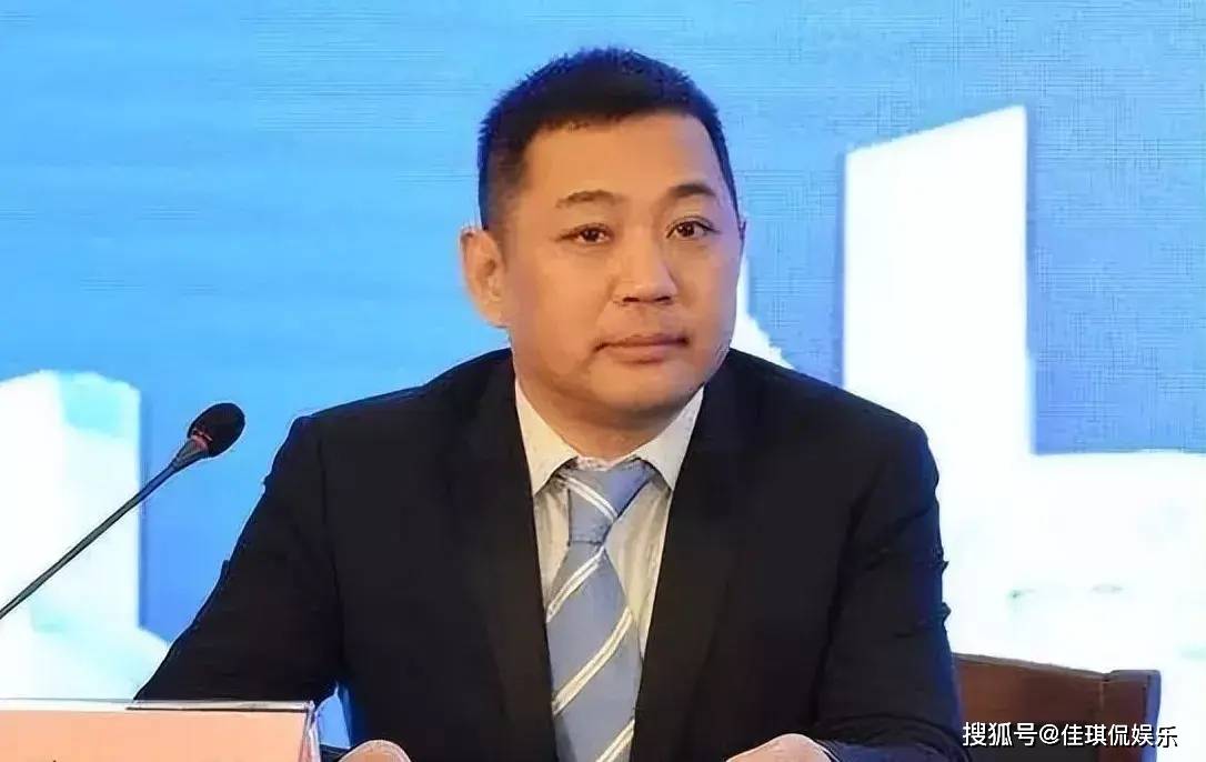 原来,雷佳的老公名叫陈正拜,是一位低调的经济学博士,还是某家公司的