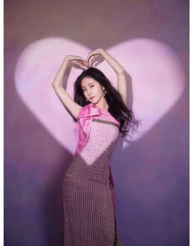 原创张碧晨够自信这小身板还敢穿拖地修身裙对她来说是一种挑战