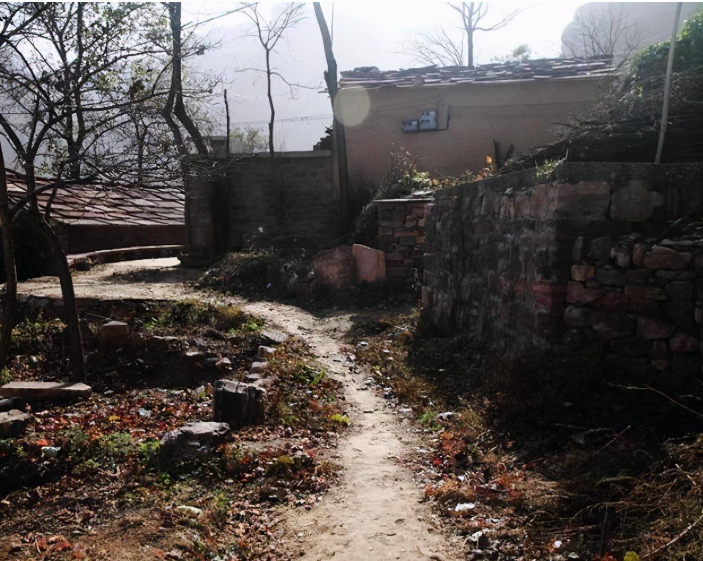 对于当时的黄庭利来说,他能够做的只是坑蒙拐骗,在火车站附近靠着别人