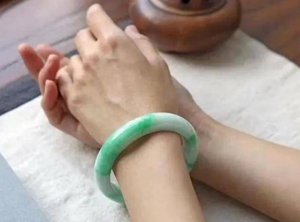 原创长时间佩戴玉手镯对女性身体有益吗听听医生的见解