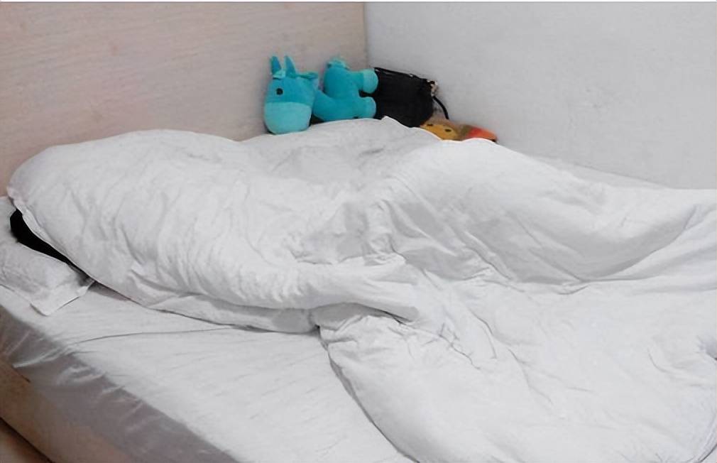 原创天降艳遇男子被小姐姐尾随入房倒床就睡惊慌之余报警求助