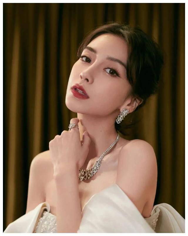 原创angelababy庆祝生日与父母同框网友猜测整容