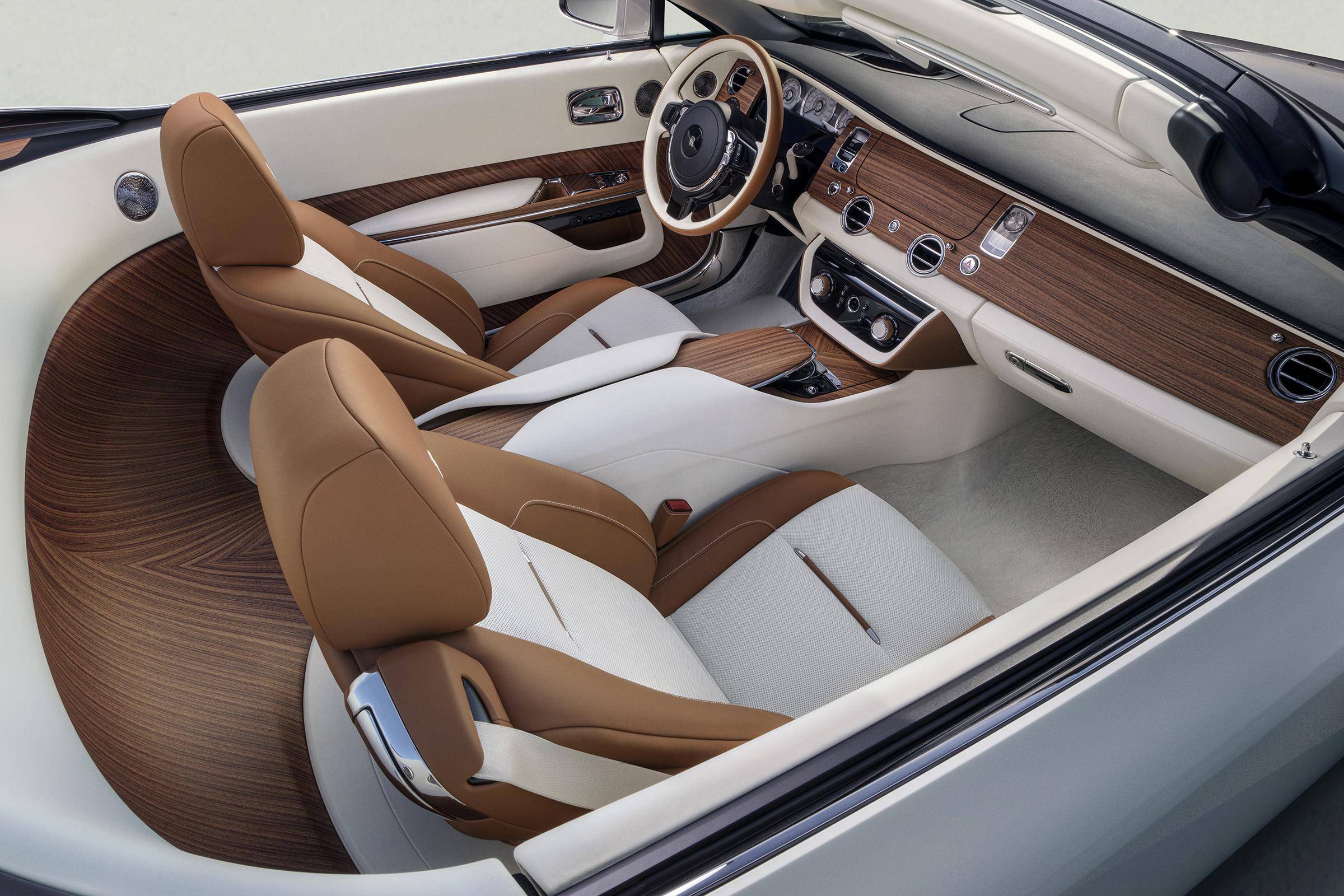 内饰方面,可以用"极致奢华"四个字来形容,光是中控台上的钻石石英钟就