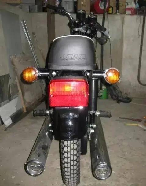 佳娃350尾部东欧和苏系摩托车都有一个特点,就是"傻大笨粗".