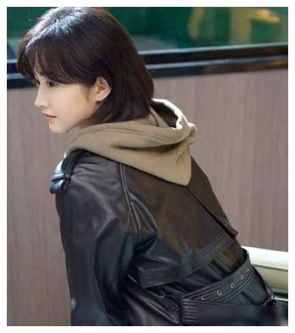 36岁女星景甜素颜照惊艳现身,短发干练迷人,单身生活充实.