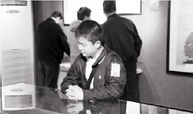 黄艺博:因一张照片,"五道杠"少年火遍全国_政治_历史_武汉