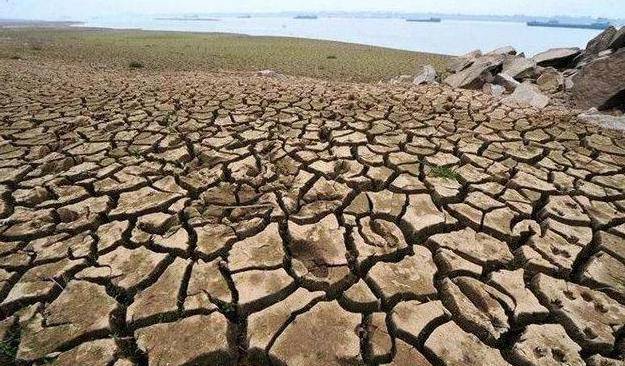 干旱的气候条件使河湖大量缺水,而且也造成了粮食种植的困难,因为缺水