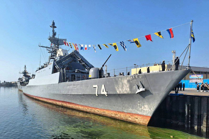 原创伊朗军舰离谱改装硕大导弹杵在舰桥前买点中国054a不香吗