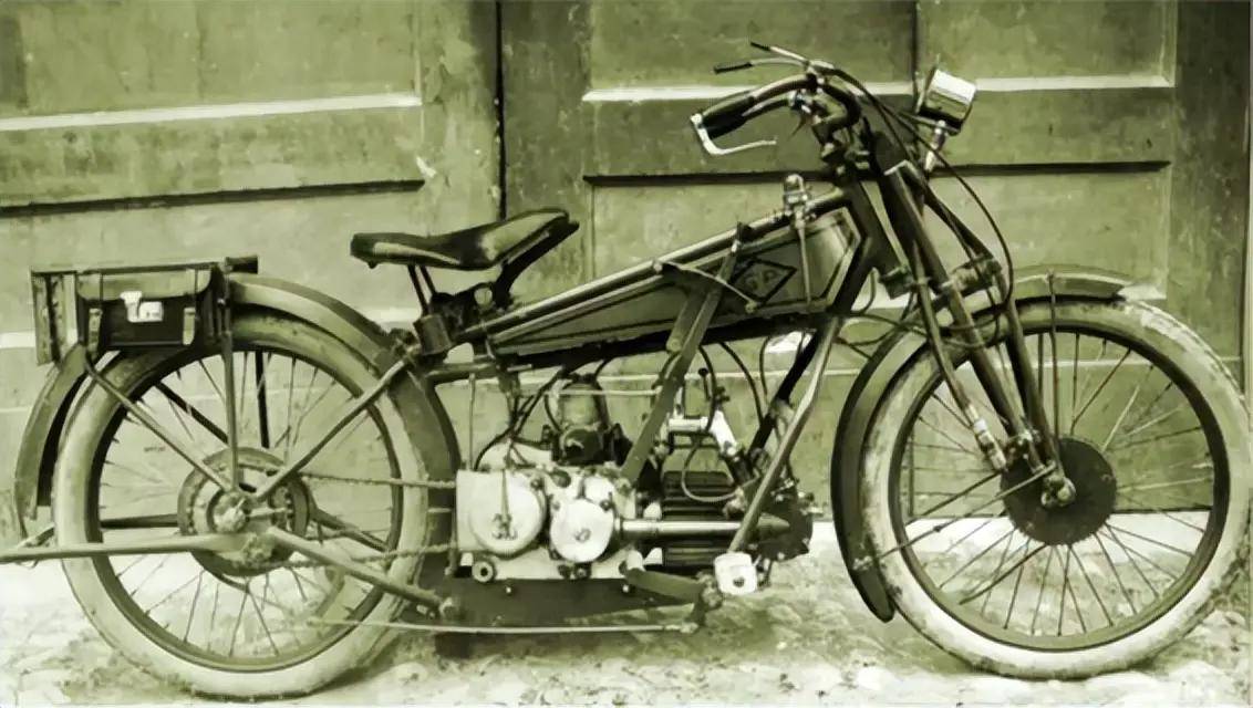 1919年,他在他一个铁匠好友乔治·瑞帕芒蒂的协助之下,以纯手工的方式