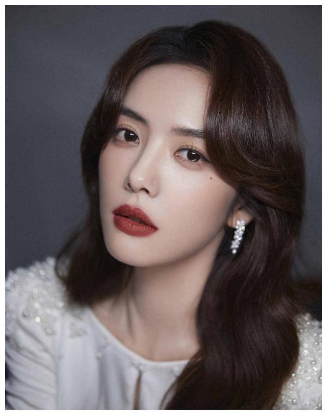 9,蔡文静蔡文静是一位备受瞩目的二线女演员,在流量方面表现一般.