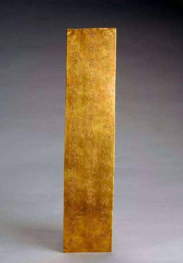 农民在山上捡到一块"铜片",拒绝10万出售,交给了县里的专家