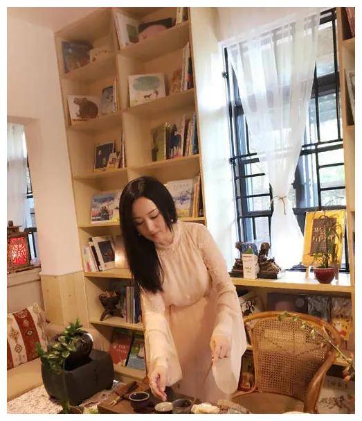 杨钰莹52岁生活浓烈:豪宅绽放花艳,狗友相伴,领略恬静自在.