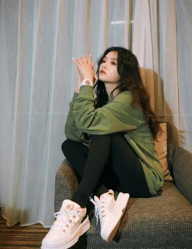 原创有一种腿叫林允的腿穿上黑色时尚裤腿细的程度让人意外