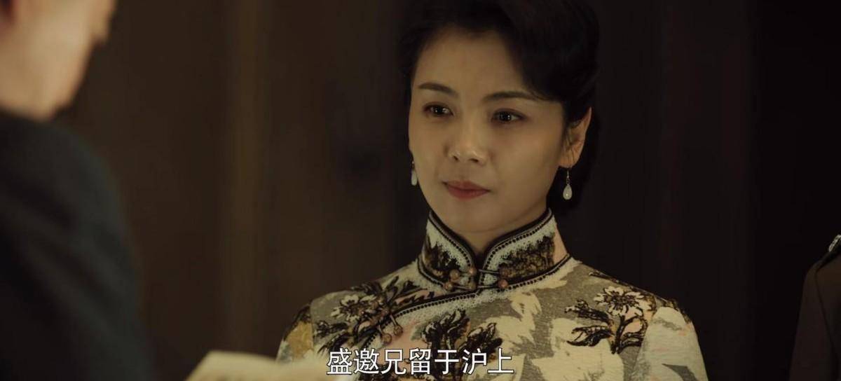 因为只要打开电视剧,只要里面有刘涛,大多都是绑着马尾或者半披发的新