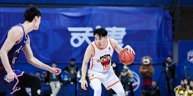 深圳男篮国内球员异军突起,周鹏沦为困境_比赛_广东_冯欣
