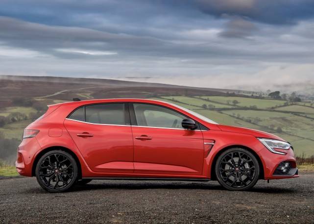 低调的法系"小钢炮",经典两厢车身设计,百公里加速5.