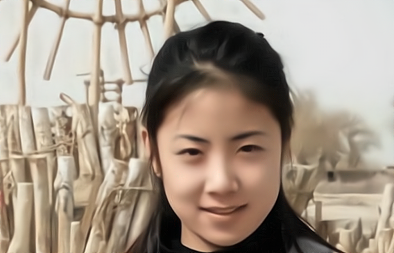 今天我们要介绍的是曹佳睿,曹佳睿,她的真名是曹雪,1982年生于辽宁